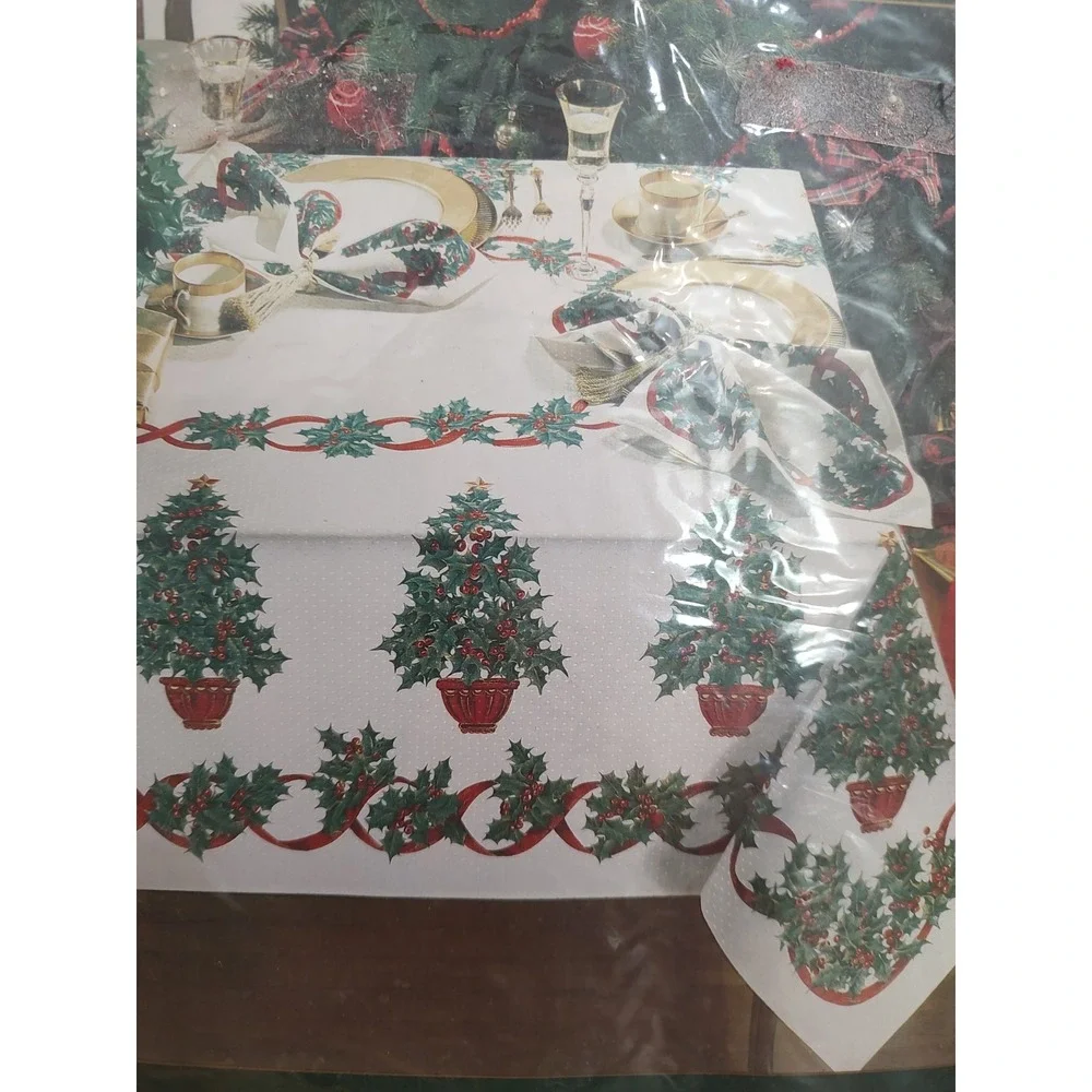 Wilton Court Cloth Holly Trees Tablecloth 60